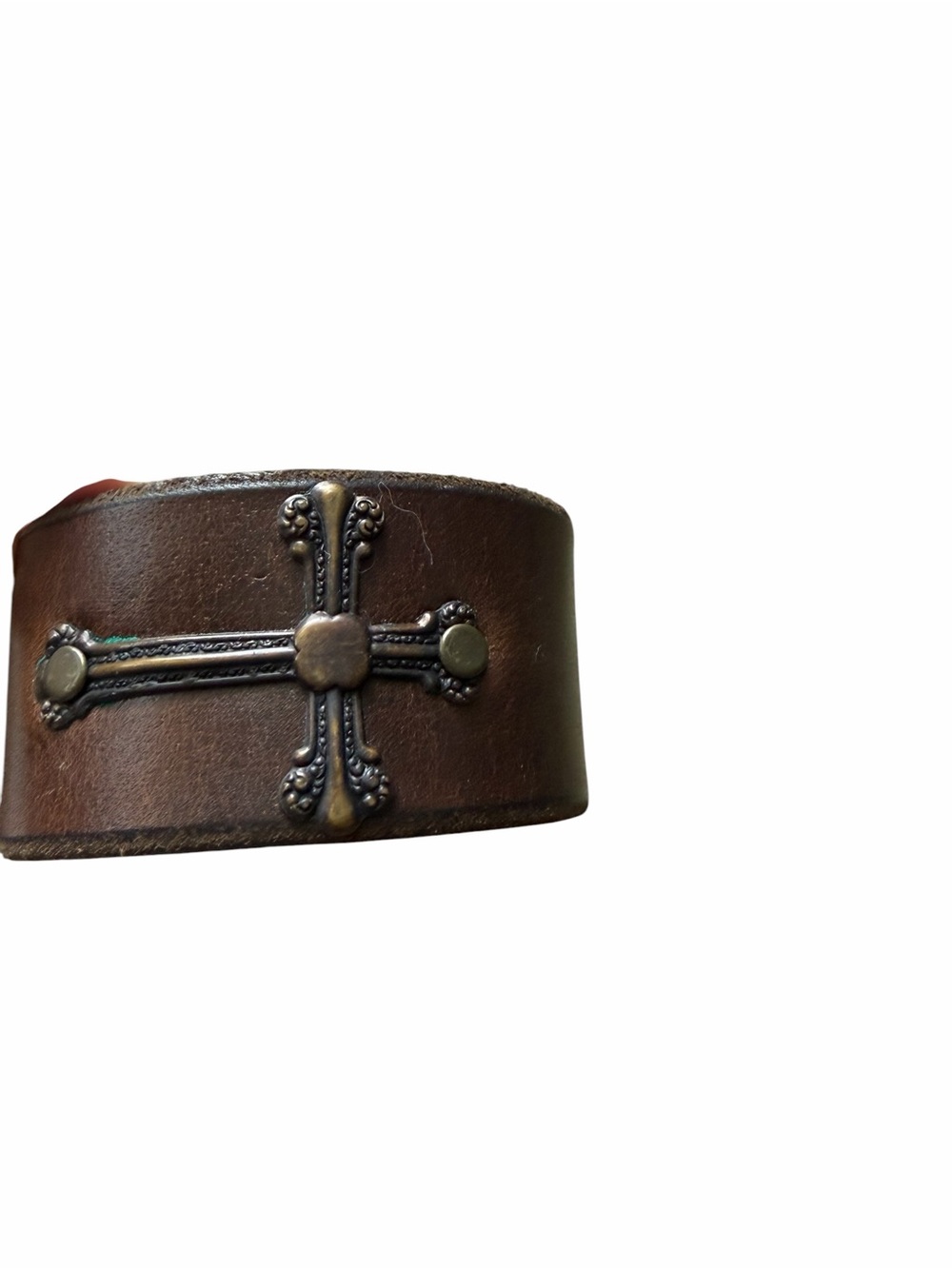 Brown leather cuff bracelet with cross design. Snap closure - Picture 5 of 8
